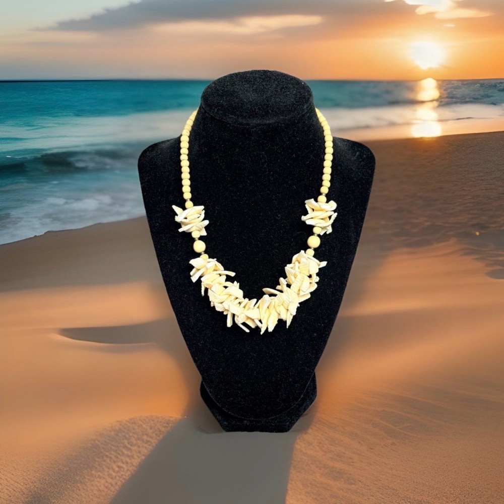 Vtg Natural Shell and Wood Bead Statement Necklace Cream Coastal Boho 17.5in